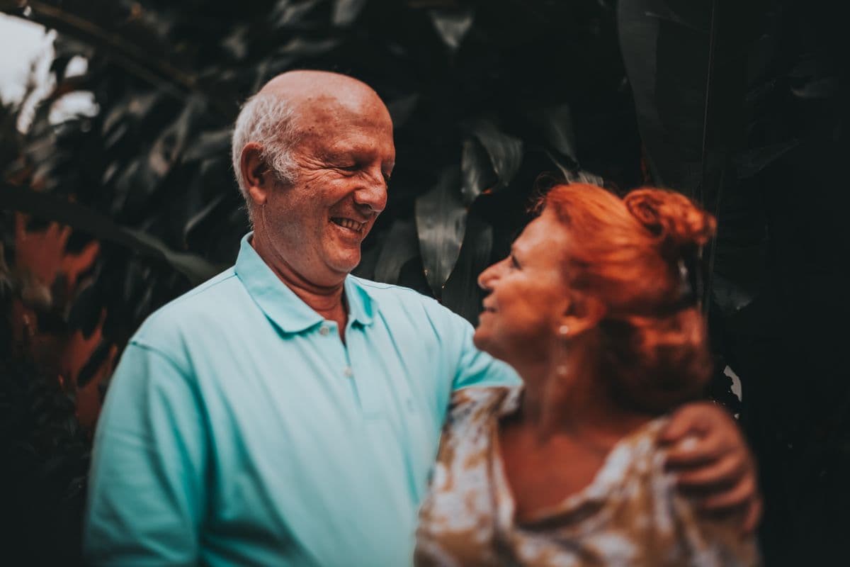 Casal de idosos sorrindo um para o outro